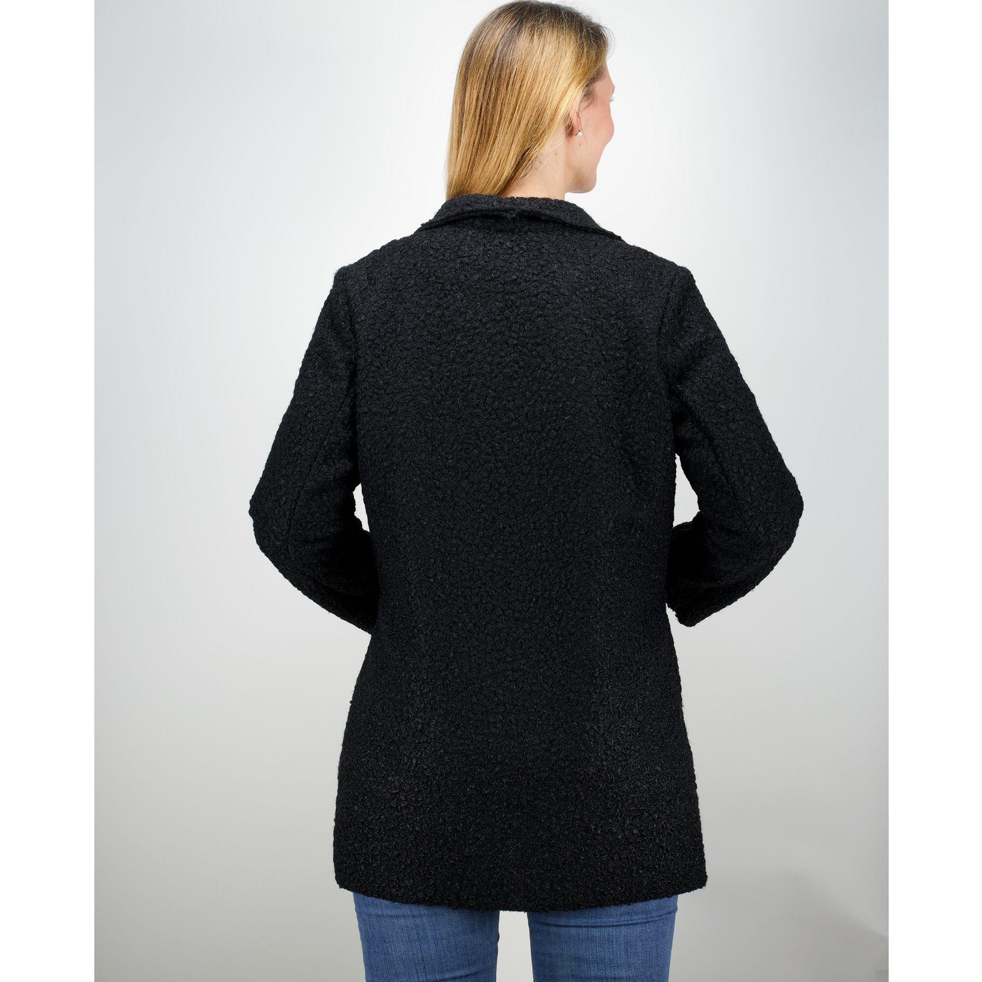 Weibliches Model mit Küstenzauber Blazer in Schwarz