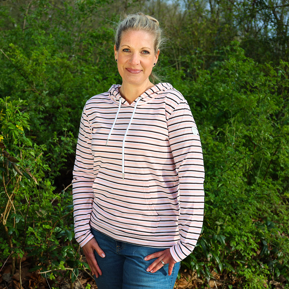 Weibliches Model mit CAMPS BAY Hoodie in Rosa gestreift