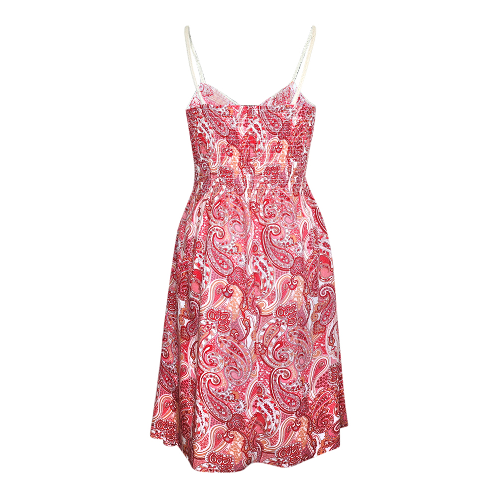 Weibliches Model mit Rock Your Day Kleid in Pink Paisley