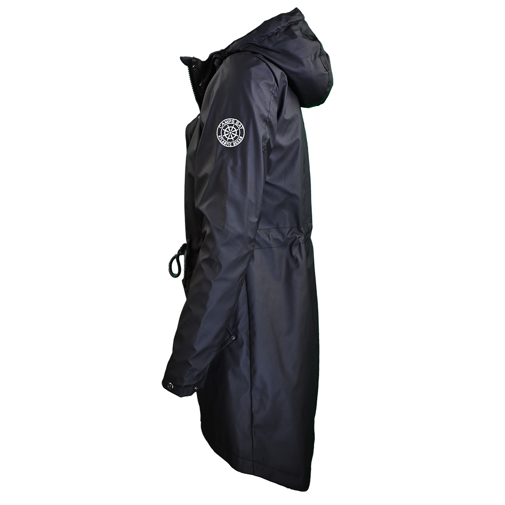 Weibliches Model mit CAMPS BAY Wetterjacke in Schwarz