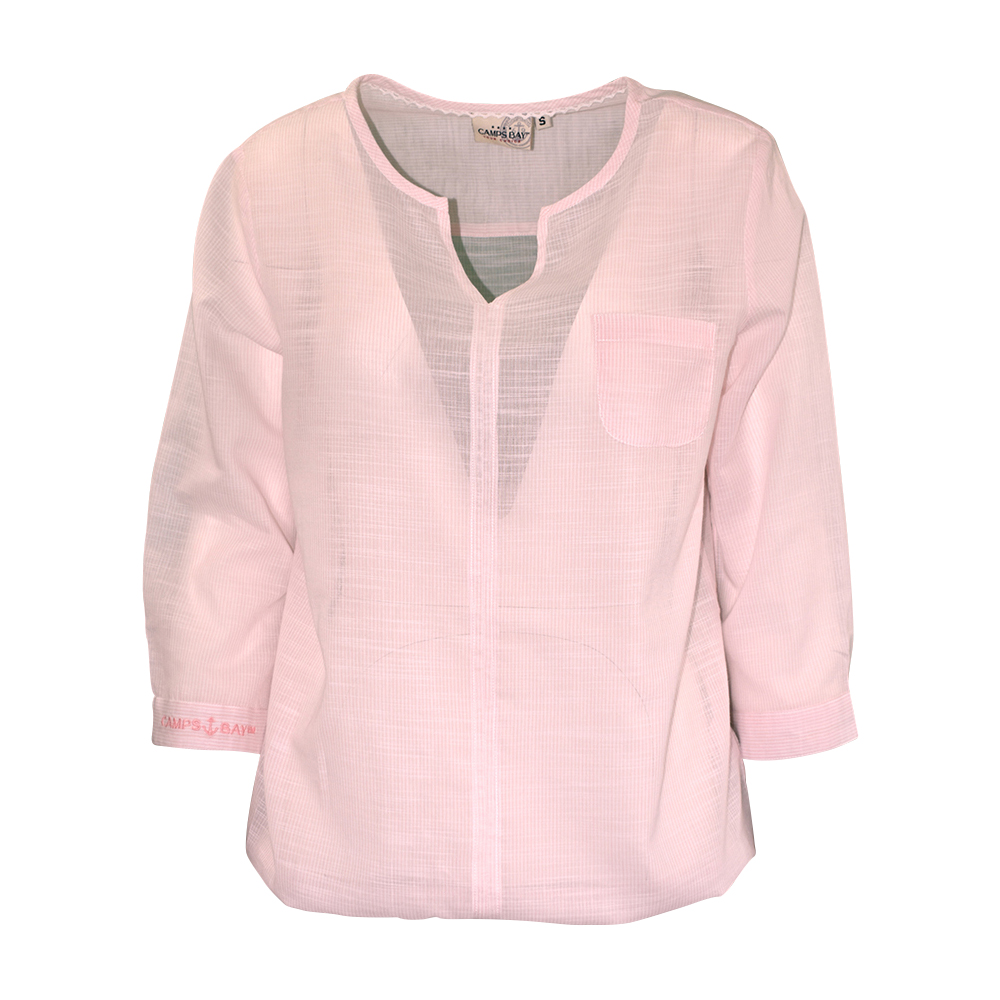 Weibliches Model mit CAMPS BAY Bluse in White-Cradle Pink