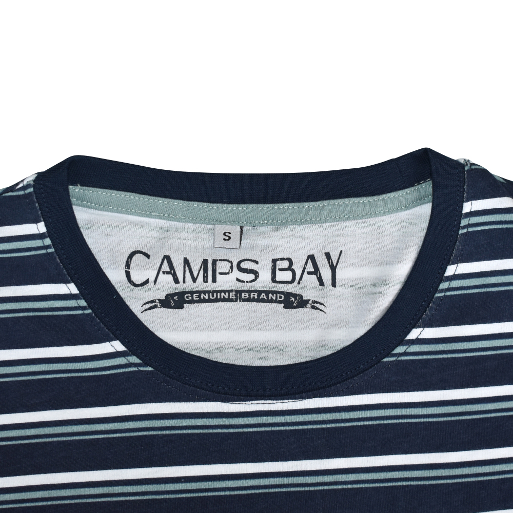 Männliches Model mit CAMPS BAY T-Shirt in Night Sky Yellow