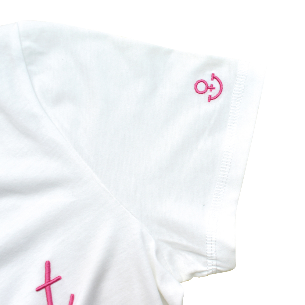 Weibliches Model mit ANKERBRAUT Shirt in Snow White