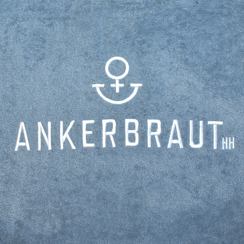 Weibliches Model mit ANKERBRAUT Strandkleid in Dove Blue