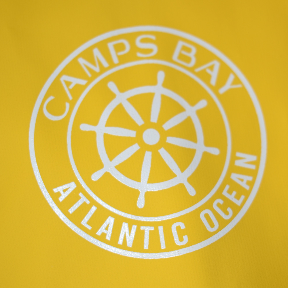 Weibliches Model mit CAMPS BAY Wetterjacke in Lemon Chrome