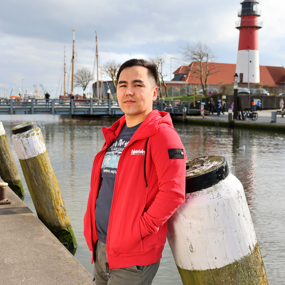 Männliches Model mit Björkvin Sweatjacke in Rot