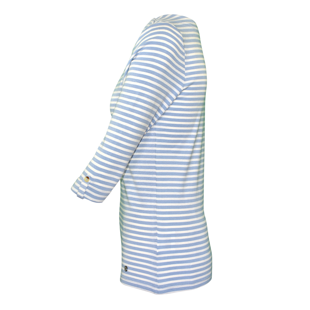 Weibliches Model mit CAMPS BAY Shirt in Blue Fog