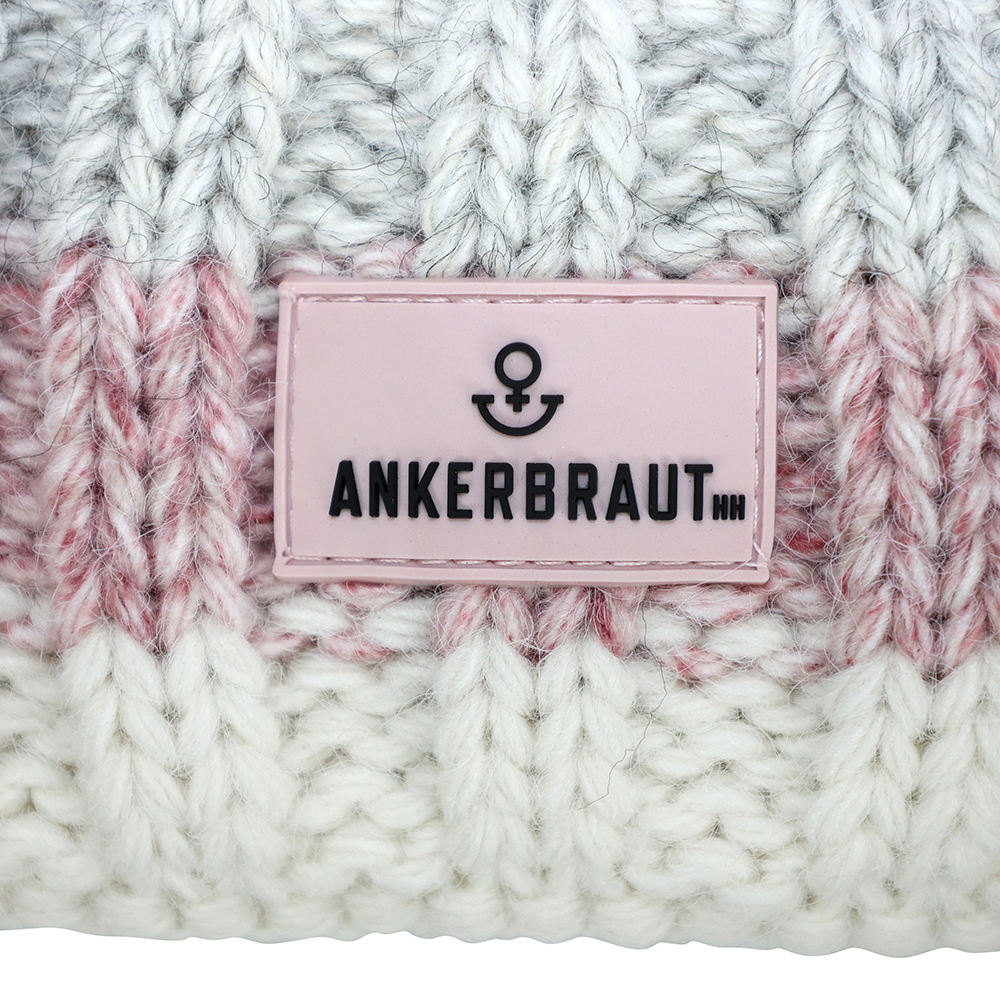 Weibliches Model mit ANKERBRAUT Mütze in Rose Melange
