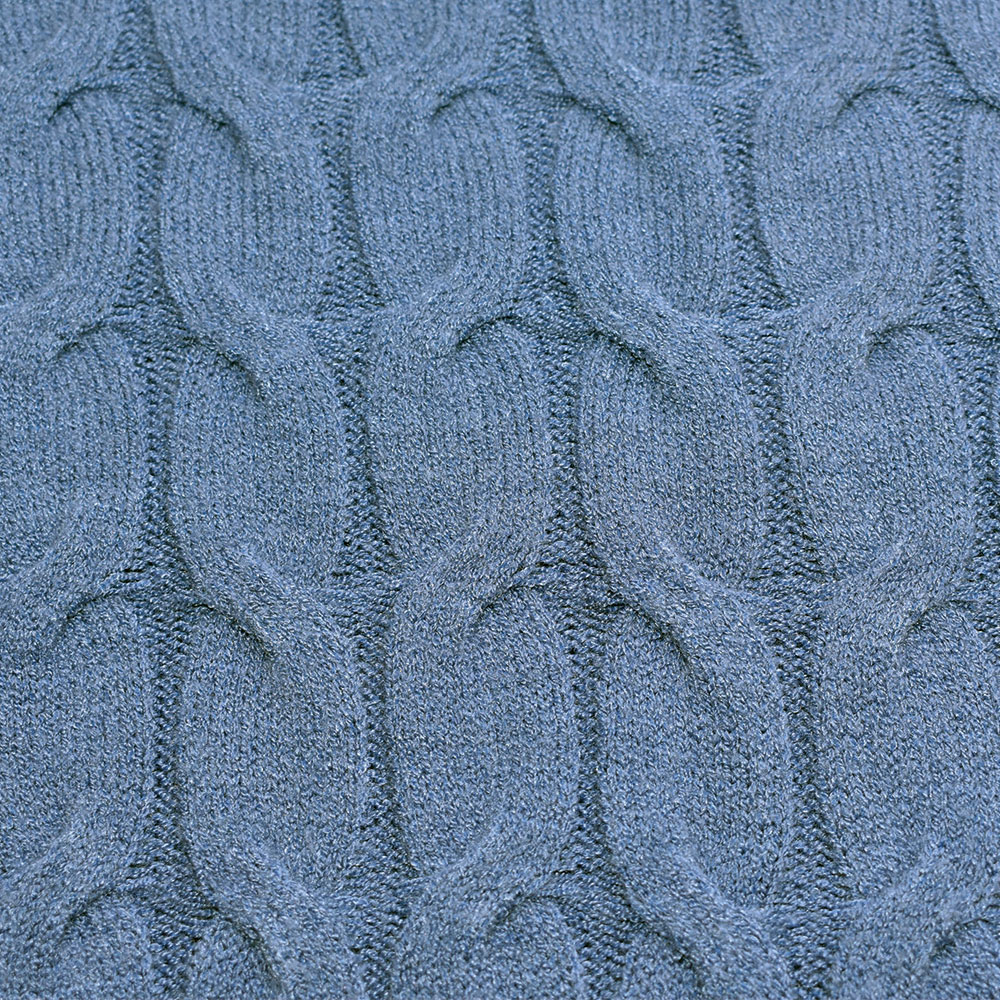 Weibliches Model mit CAMPS BAY Strickpullover in Infinity
