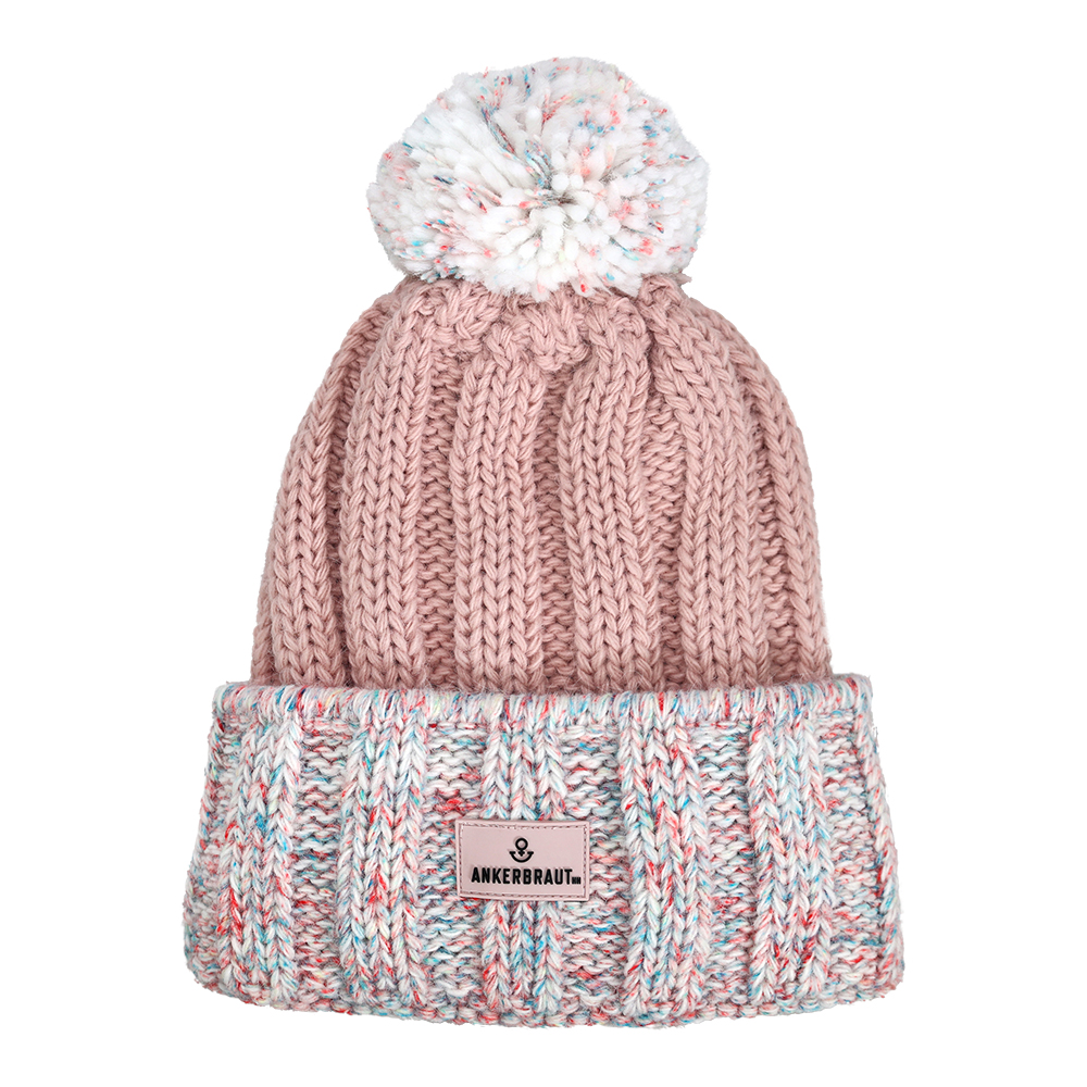 Weibliches Model mit ANKERBRAUT Mütze in Rose