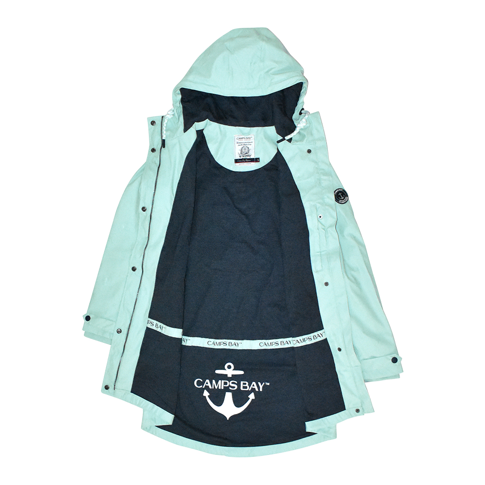 Weibliches Model mit CAMPS BAY Regenjacke in Harbour Grey