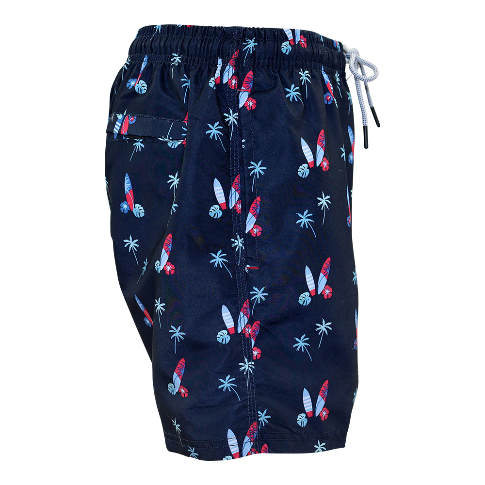 Männliches Model mit CAMPS BAY Badeshorts in Truck