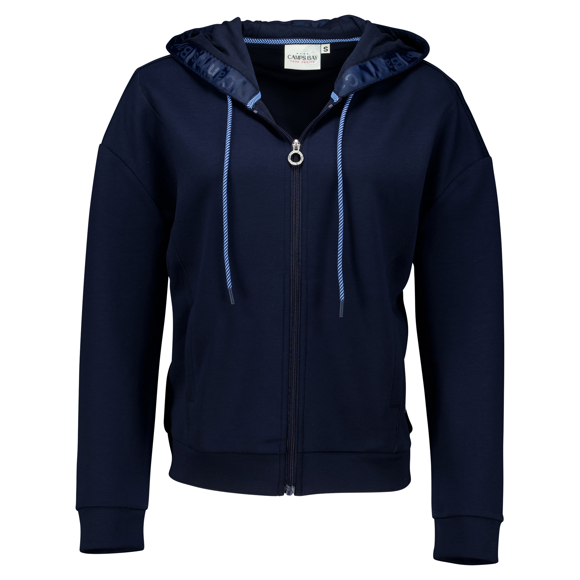 Weibliches Model mit CAMPS BAY Sweatjacke in Navy