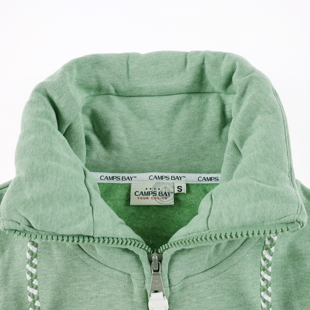Weibliches Model mit CAMPS BAY Sweatjacke in Hedge Green