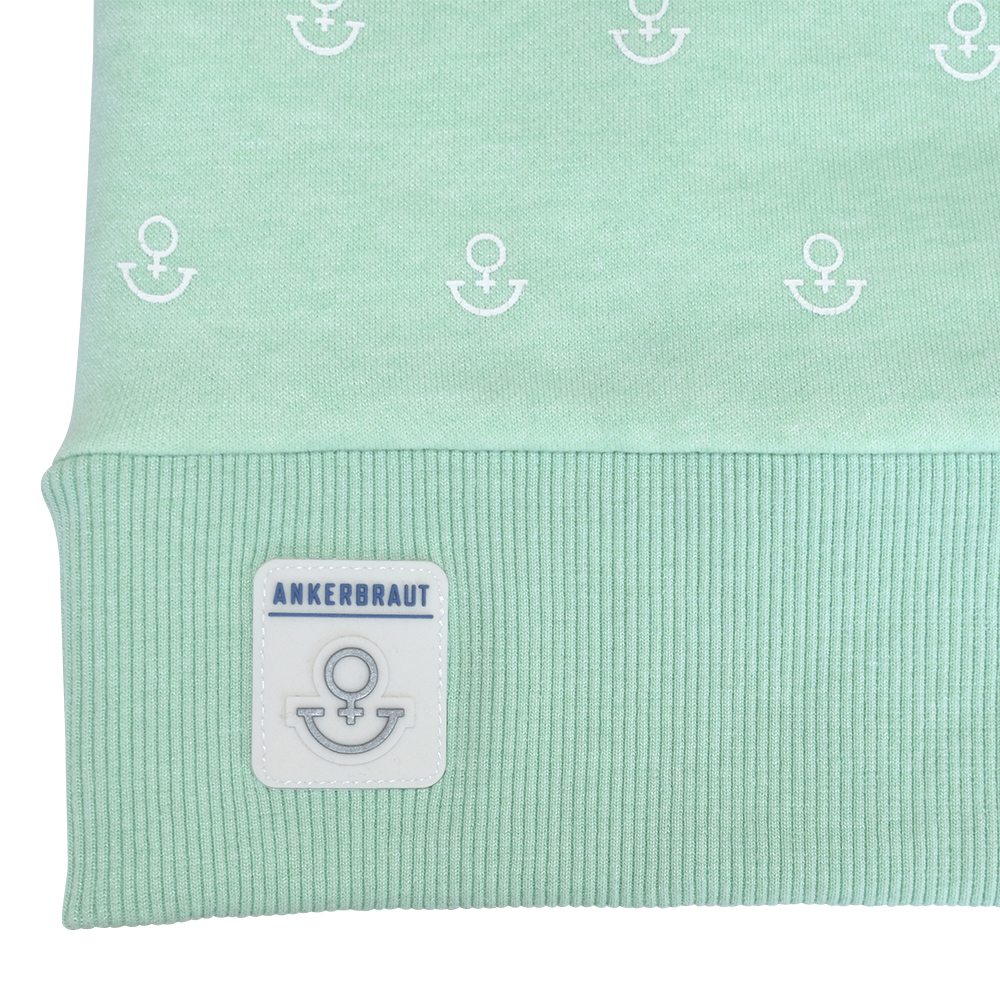 ANKERBRAUT Hoodie "...und vergiss nicht, glücklich zu sein" Weibliches Model mit ANKERBRAUT Hoodie in Mint Melange