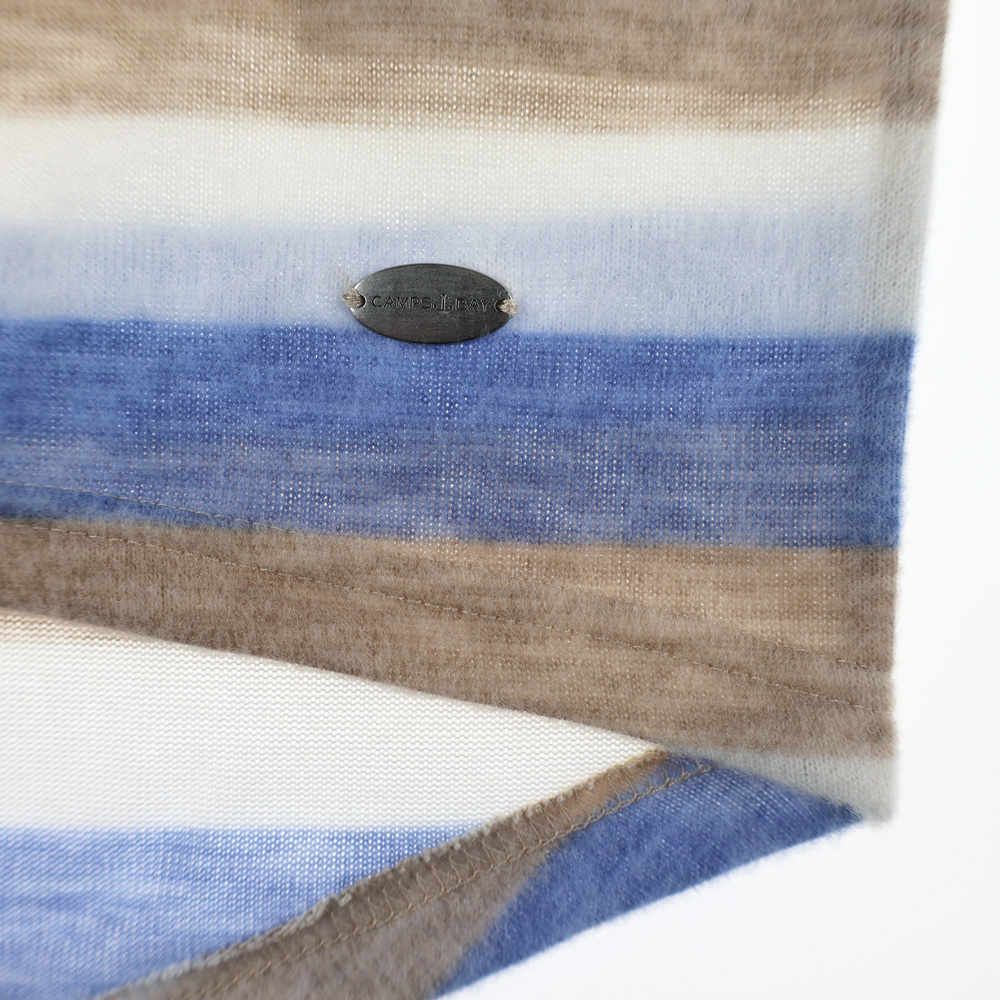 Weibliches Model mit CAMPS BAY Shirt in Soft Blue Stripe