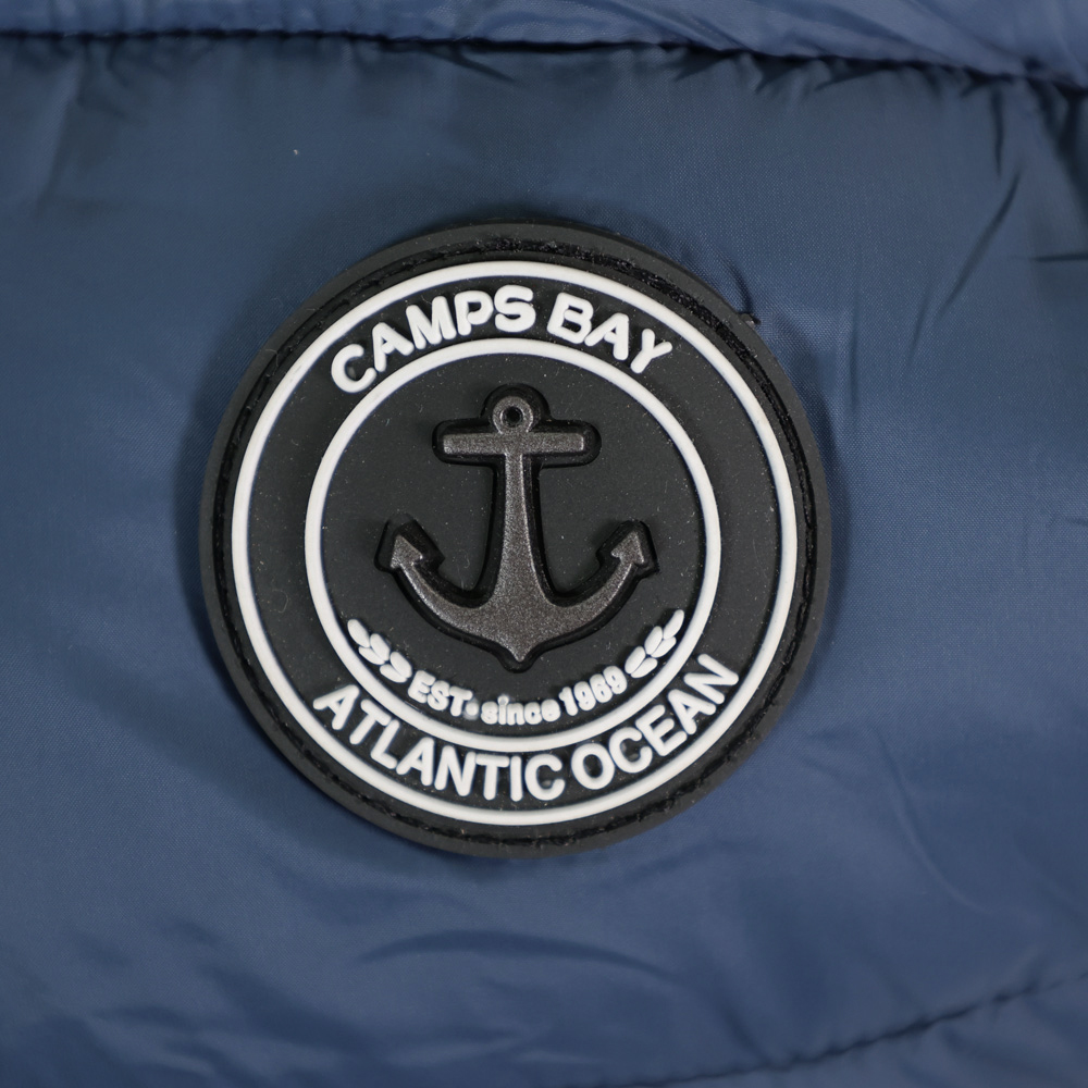 Weibliches Model mit CAMPS BAY Steppjacke in Bering Sea