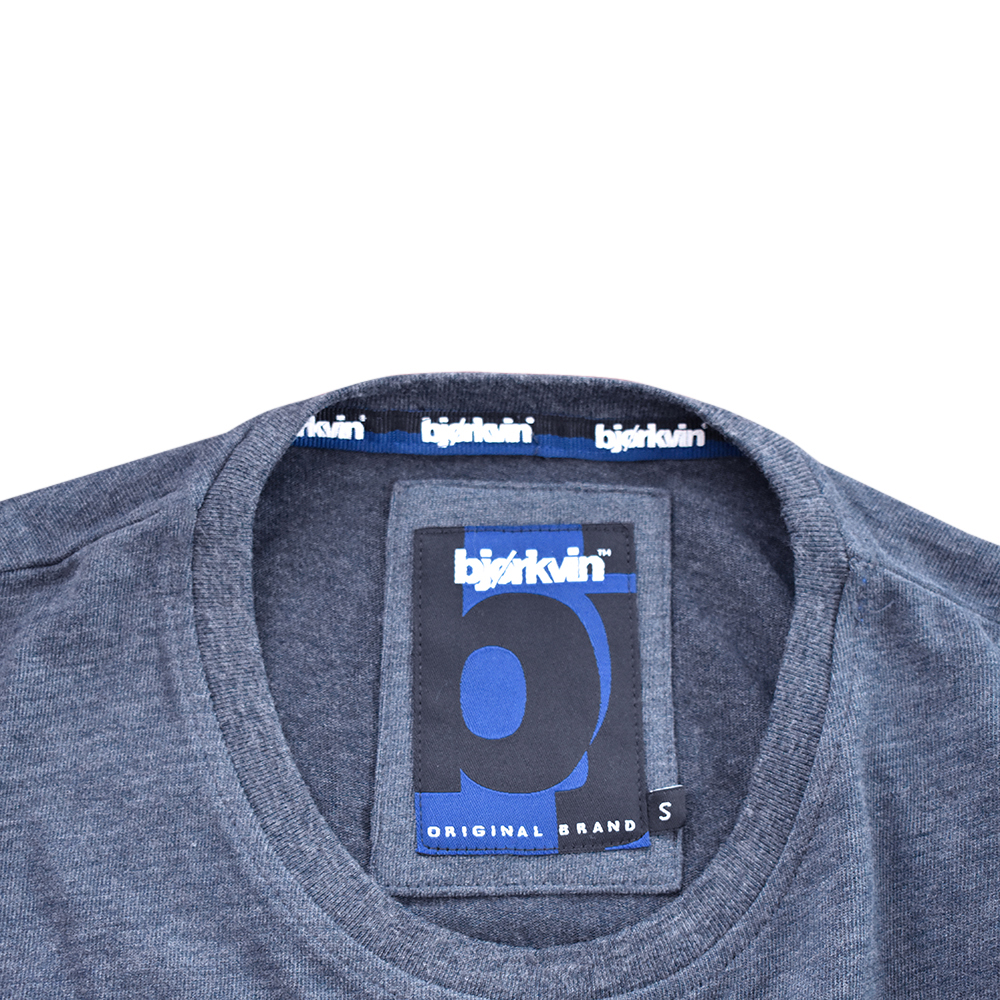 Männliches Model mit Björkvin T-Shirt in Total Eclipse Melange 