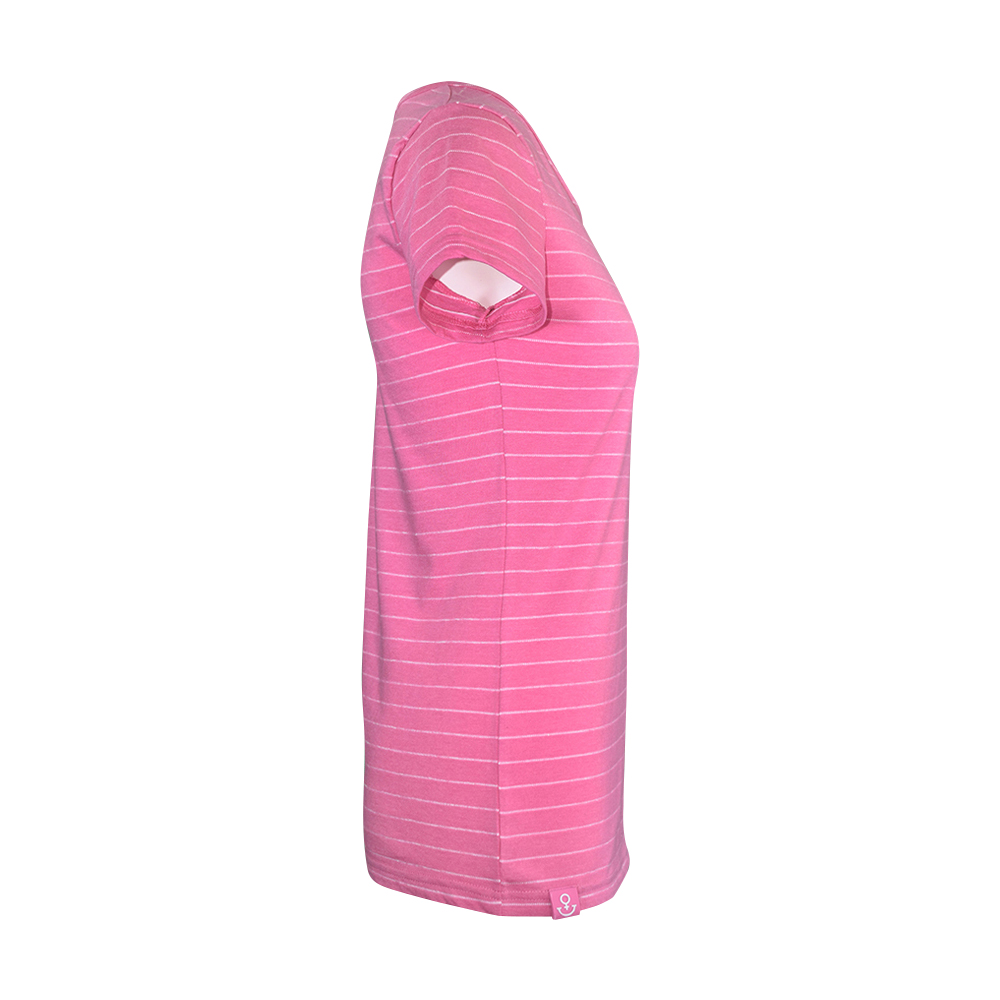 Weibliches Model mit ANKERBRAUT T-Shirt in Wild Orchid