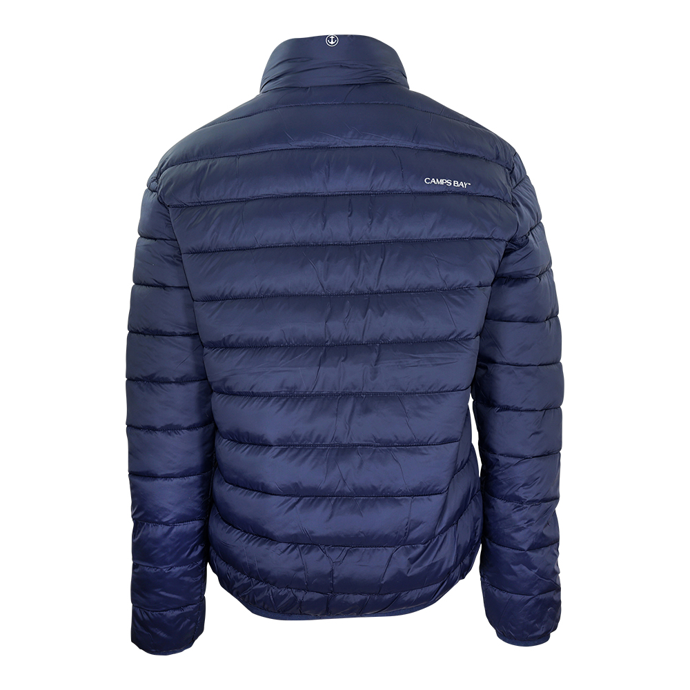 Männliches Model mit CAMPS BAY Stepp-Jacke in Night Sky