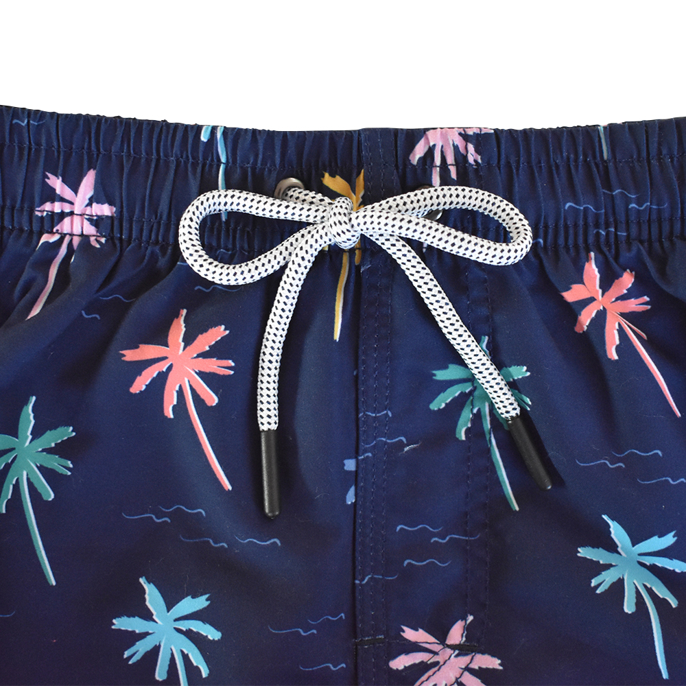 Männliches Model mit CAMPS BAY Bade-Shorts in Flamenco Beach