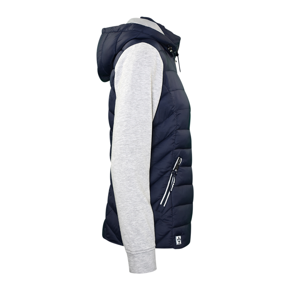 Weibliches Model mit CAMPS BAY Jacke in Night Sky