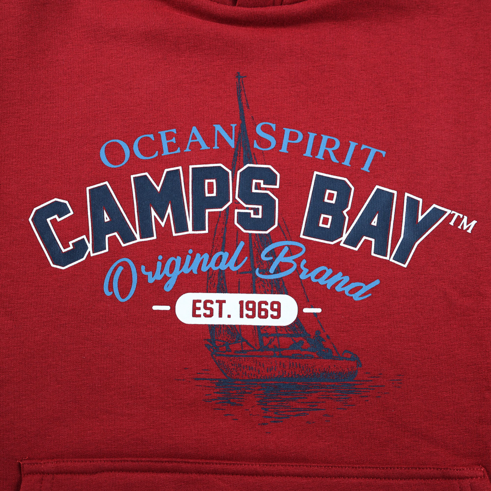 Männliches Model mit CAMPS BAY Hoodie in Sun Dried Tomato
