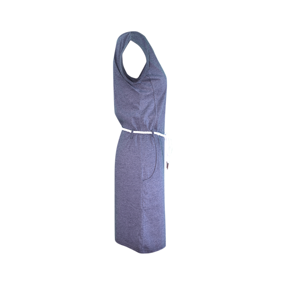 Weibliches Model mit ANKERBRAUT Jerseykleid in Blau Melange