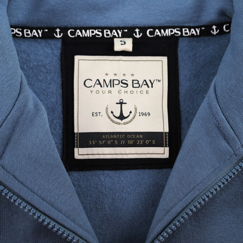 Männliches Model mit CAMPS BAY Sweatjacke in China Blue
