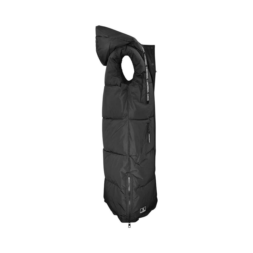 Weibliches Model mit ANKERBRAUT Long-Weste in Schwarz