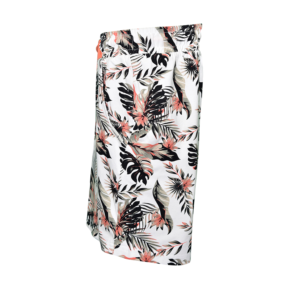 Weibliches Model mit CAMPS BAY Shorts in Fusion Coral