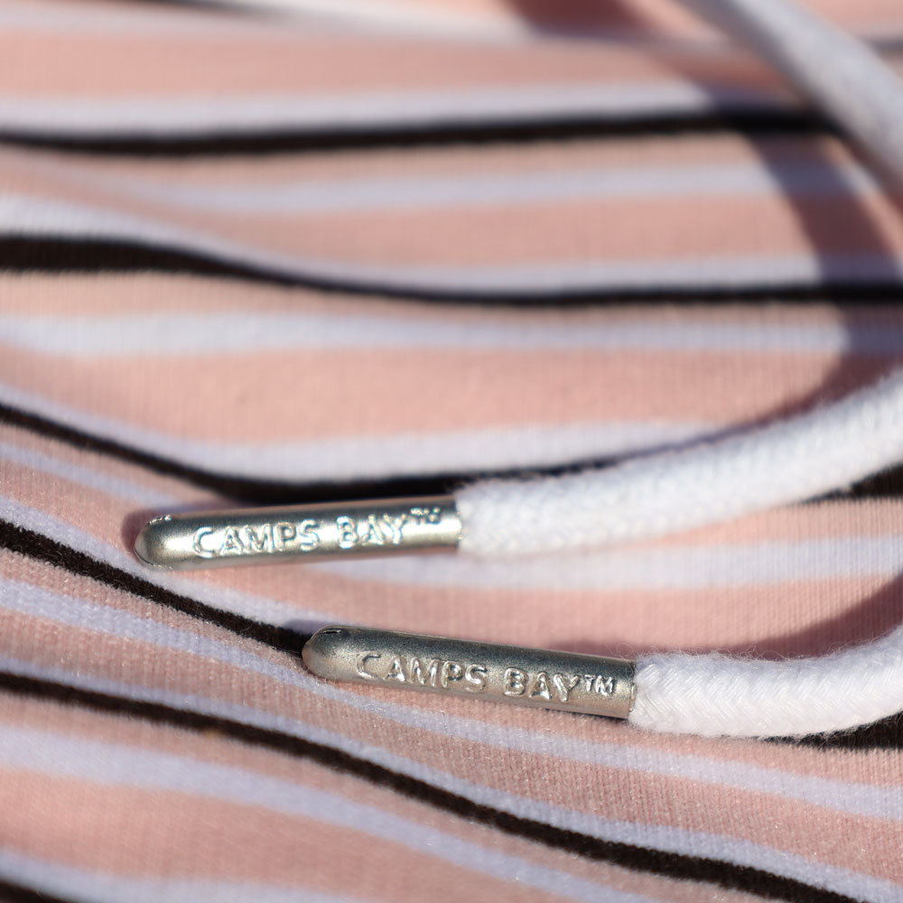 Weibliches Model mit CAMPS BAY Hoodie in Rosa gestreift