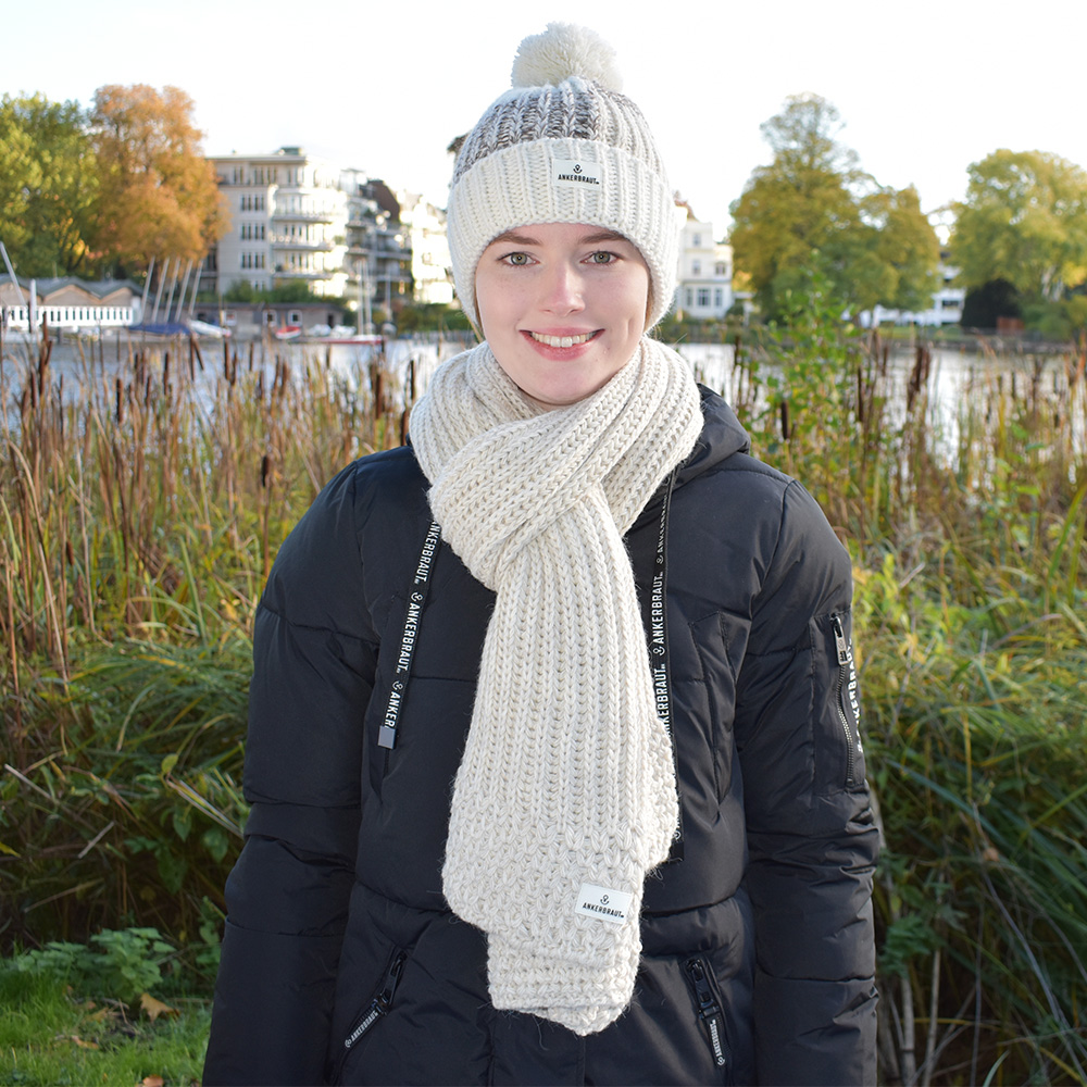 Weibliches Model mit ANKERBRAUT Schal in Beige
