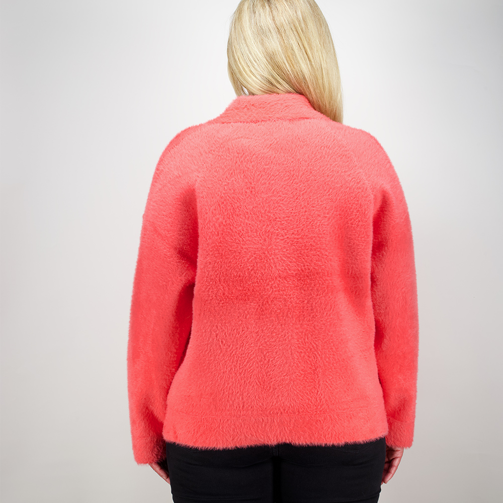 Weibliches Model mit CAMPS BAY Flauschjacke in Dubarry