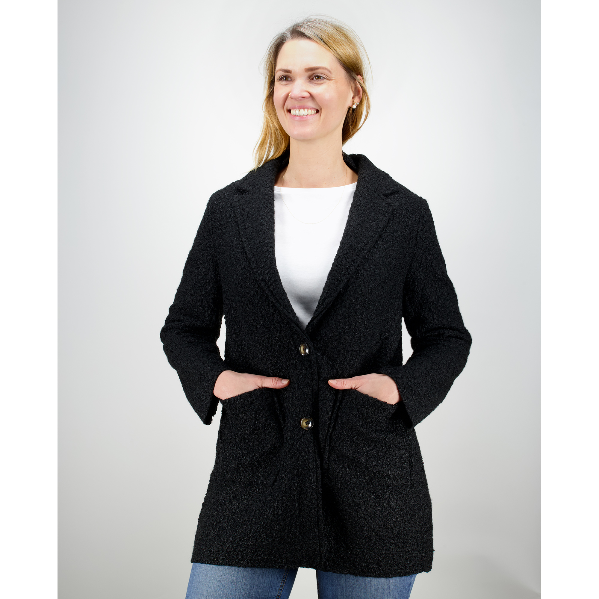 Weibliches Model mit Küstenzauber Blazer 