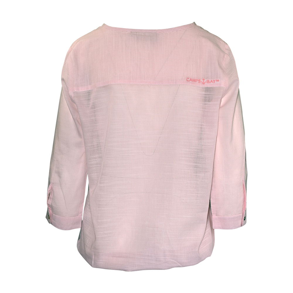Weibliches Model mit CAMPS BAY Bluse in White-Cradle Pink