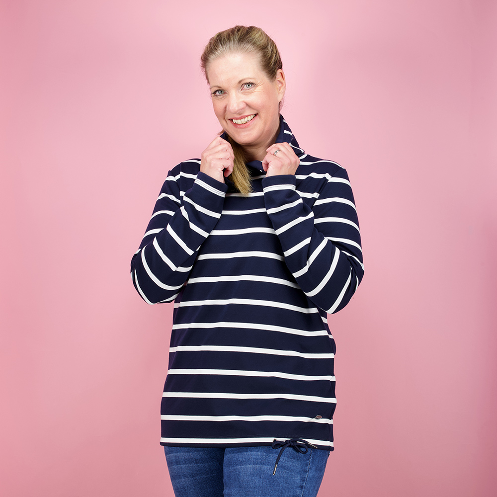Weibliches Model mit CAMPS BAY Hoodie 