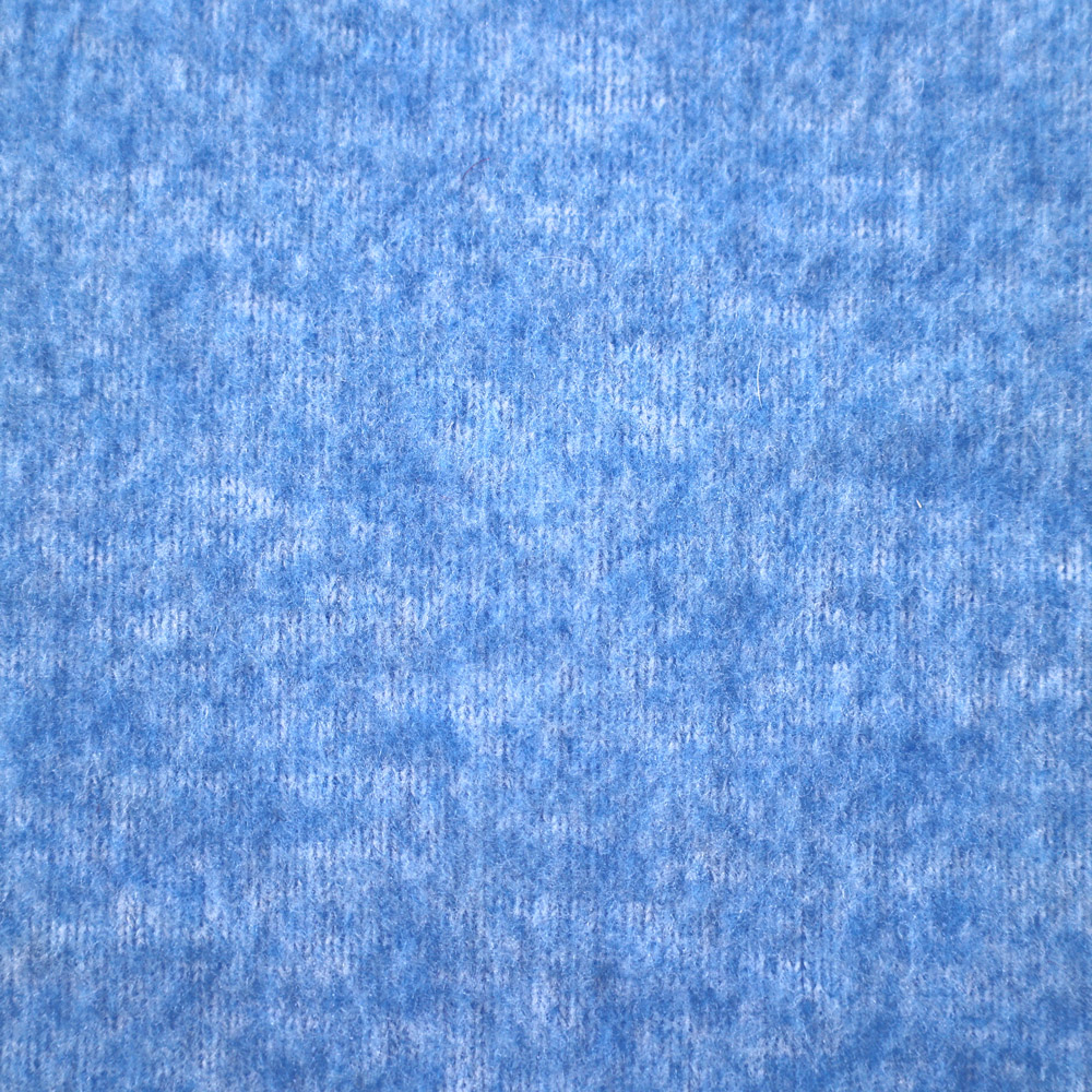 Weibliches Model mit CAMPS BAY Shirt in Vista Blue