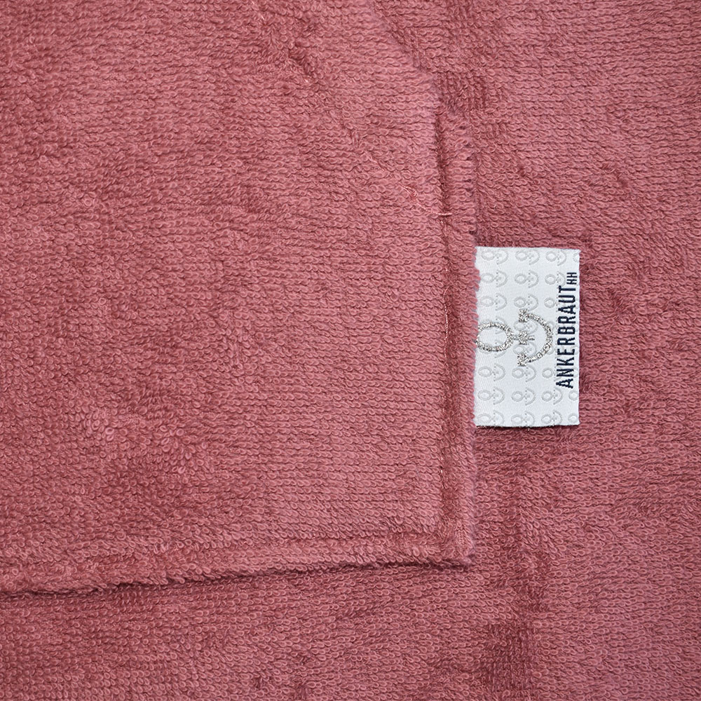 Weibliches Model mit ANKERBRAUT Strandkleid in Berry