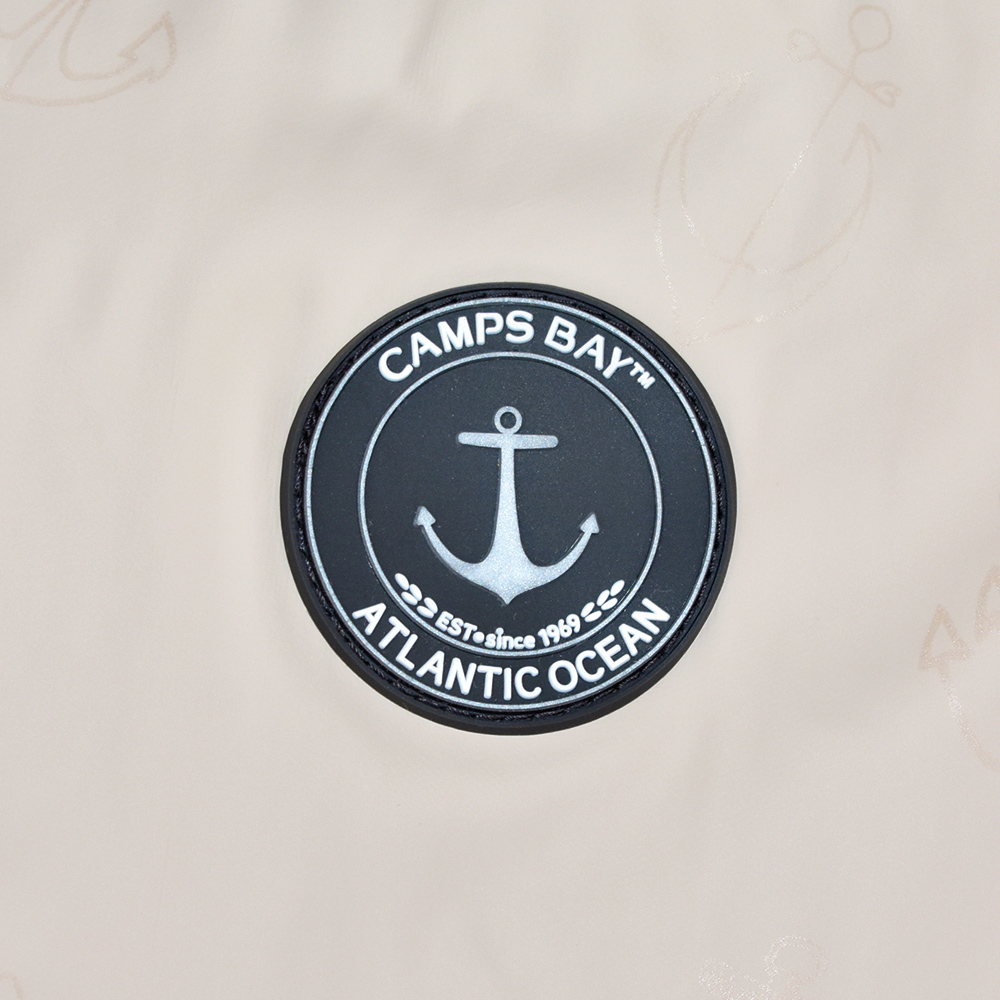 Weibliches Model mit CAMPS BAY Regenjacke in Pumic Stone