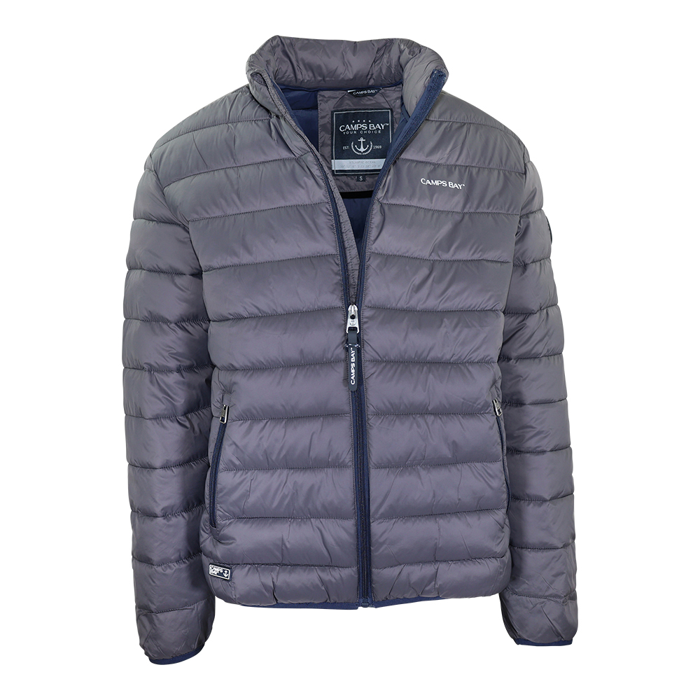 Männliches Model mit CAMPS BAY Stepp-Jacke in Forget Iron