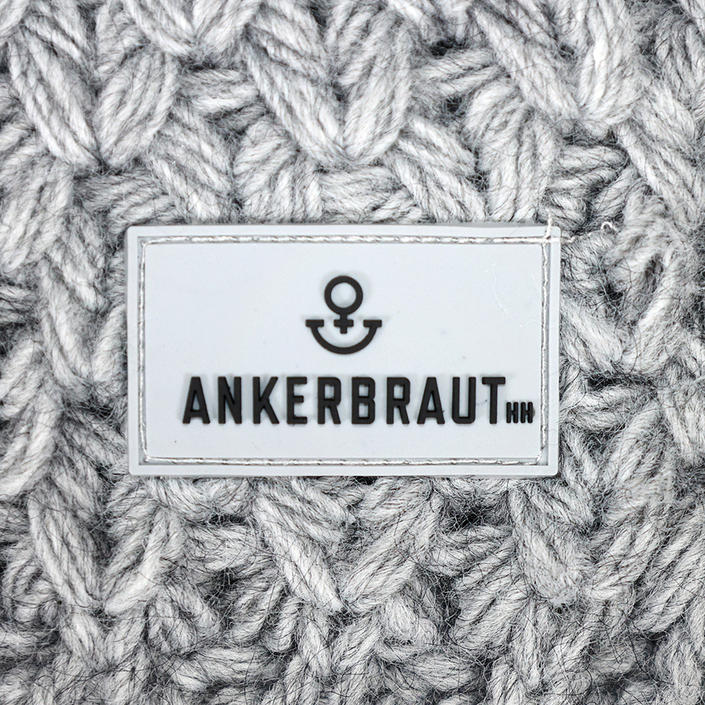 Weibliches Model mit ANKERBRAUT Schal in Silver