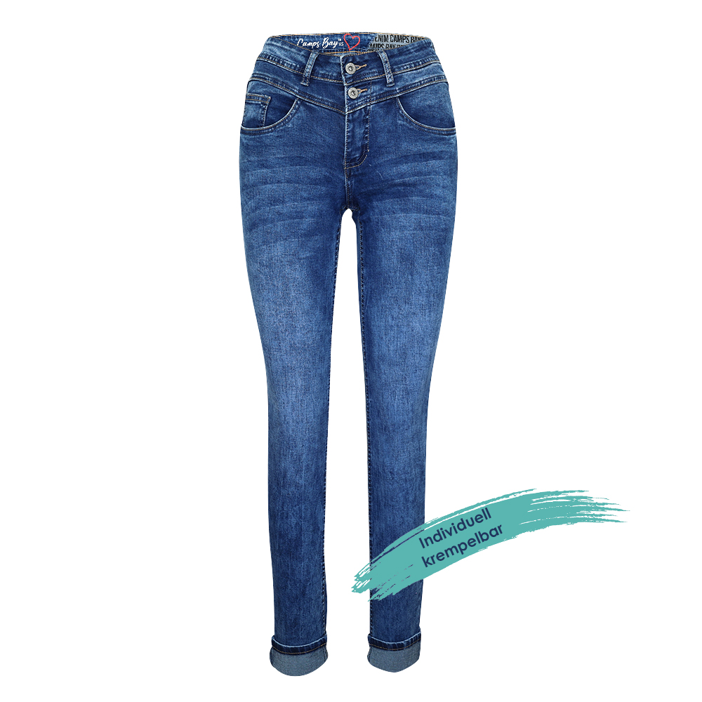 Weibliches Model mit CAMPS BAY Jeans in dblue