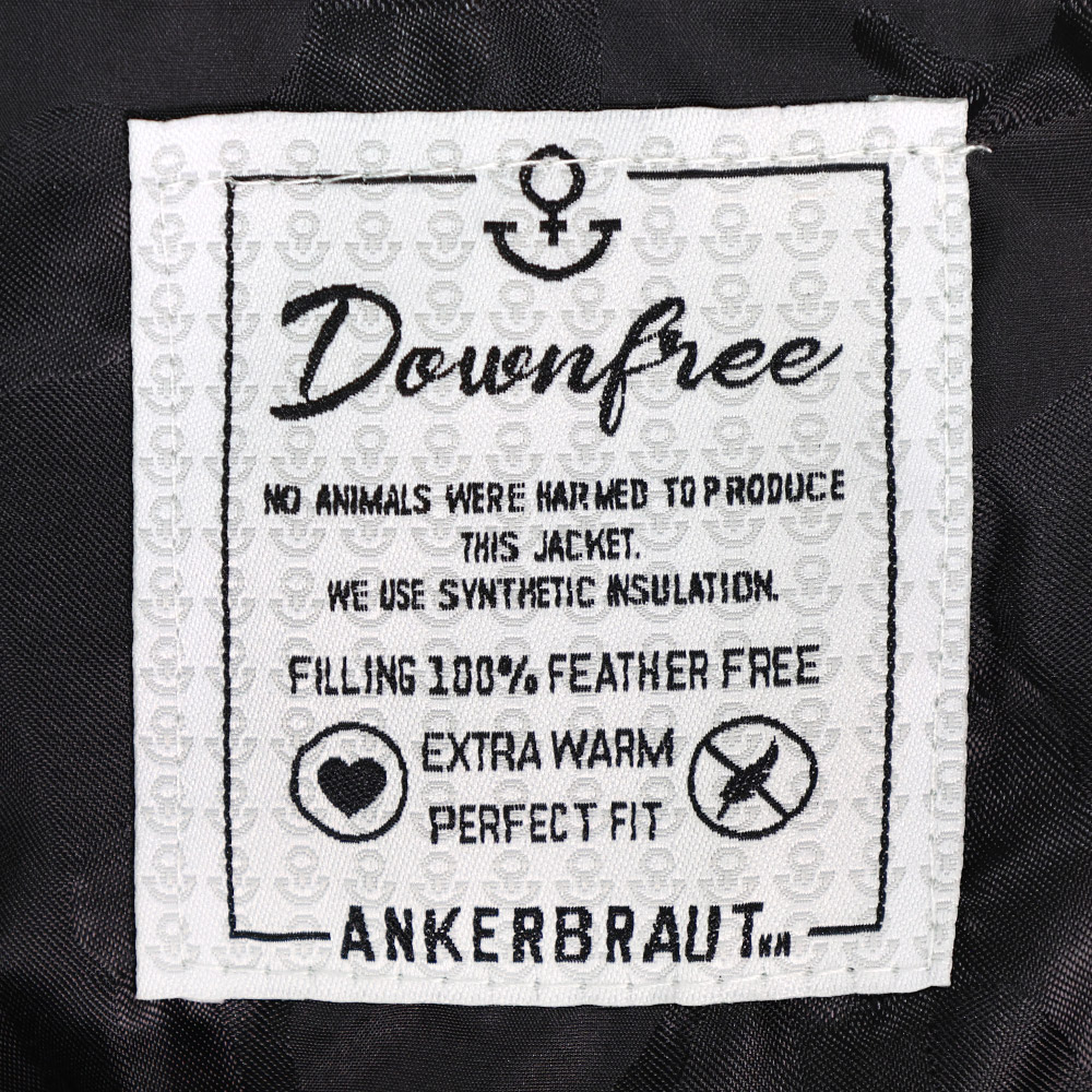 ANKERBRAUT Weste "Sei du selbst, alle anderen gibt es schon" Weibliches Model mit ANKERBRAUT Weste in Slate Grey