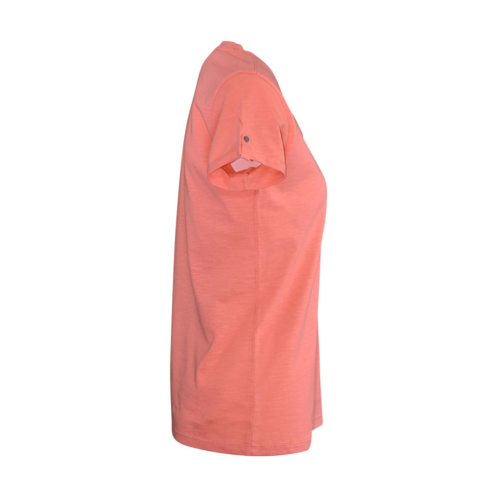 Weibliches Model mit CAMPS BAY Shirt in Fusion Coral