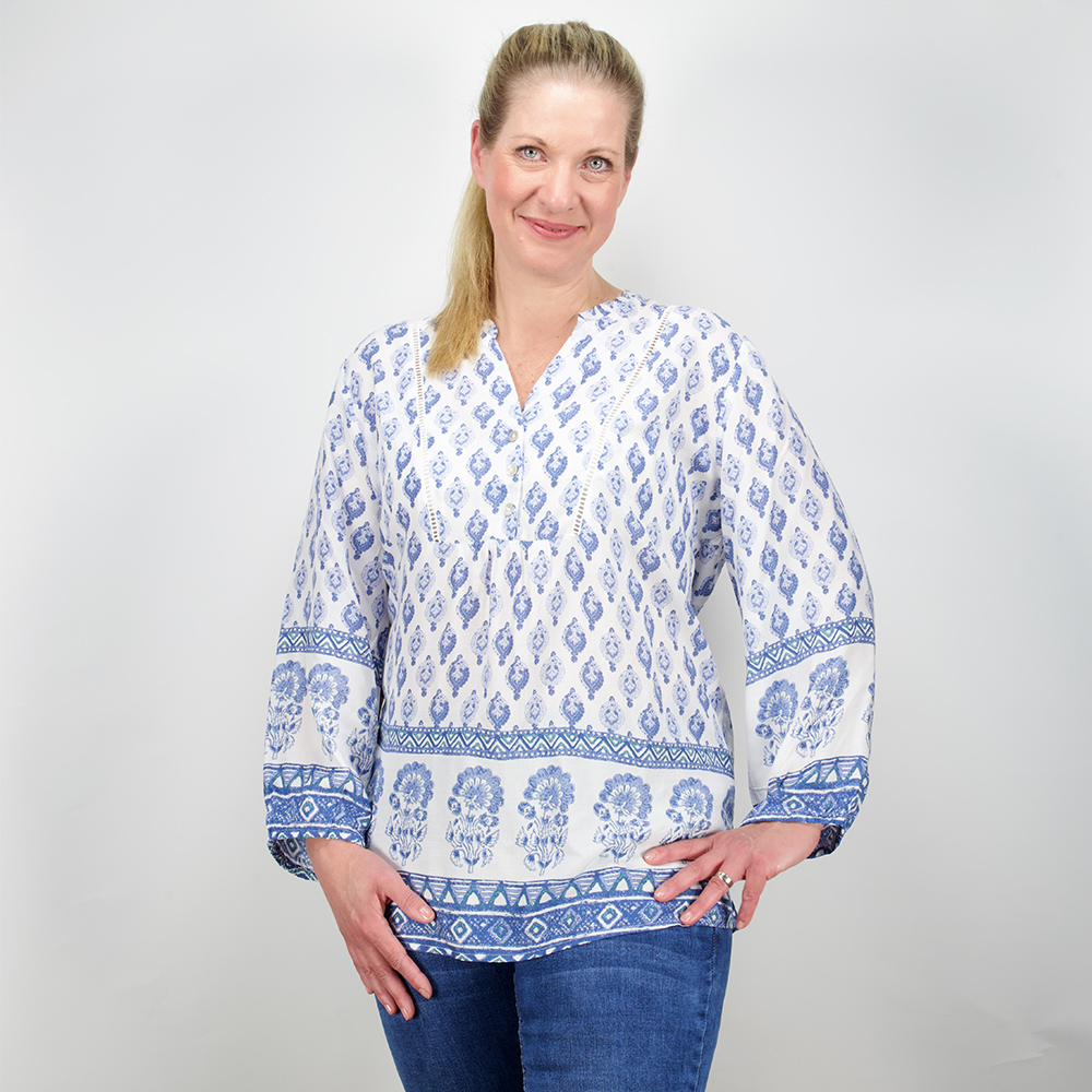 Weibliches Model mit CAMPS BAY Tunika in Navy