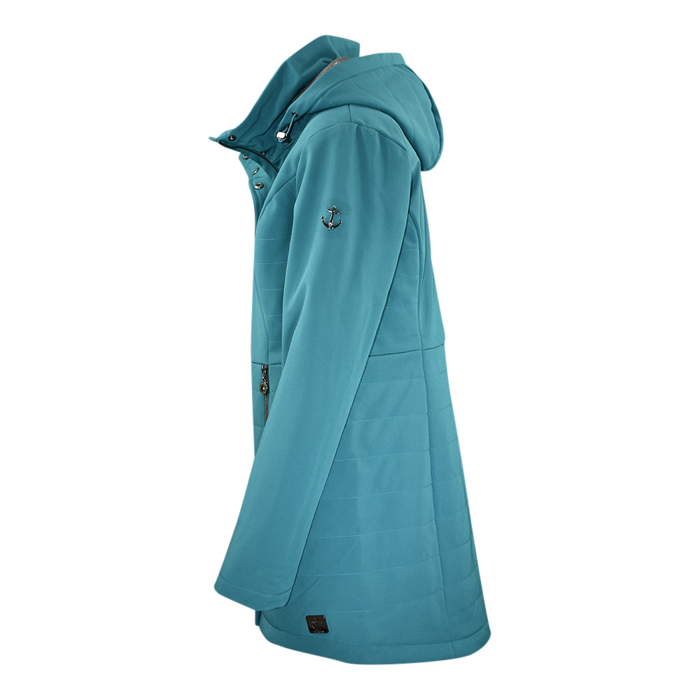 Weibliches Model mit CAMPS BAY Softshell-Jacke in Petrol