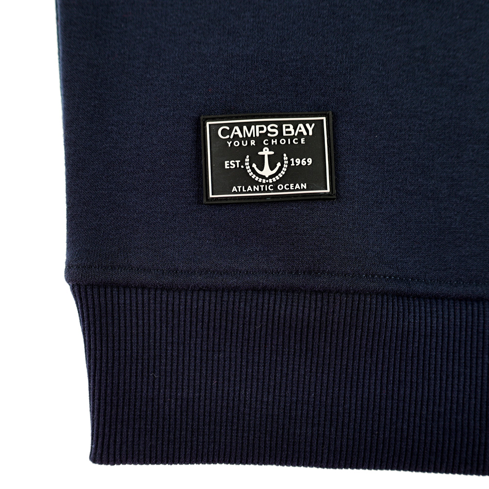 Männliches Model mit CAMPS BAY Hoodie in Night Sky
