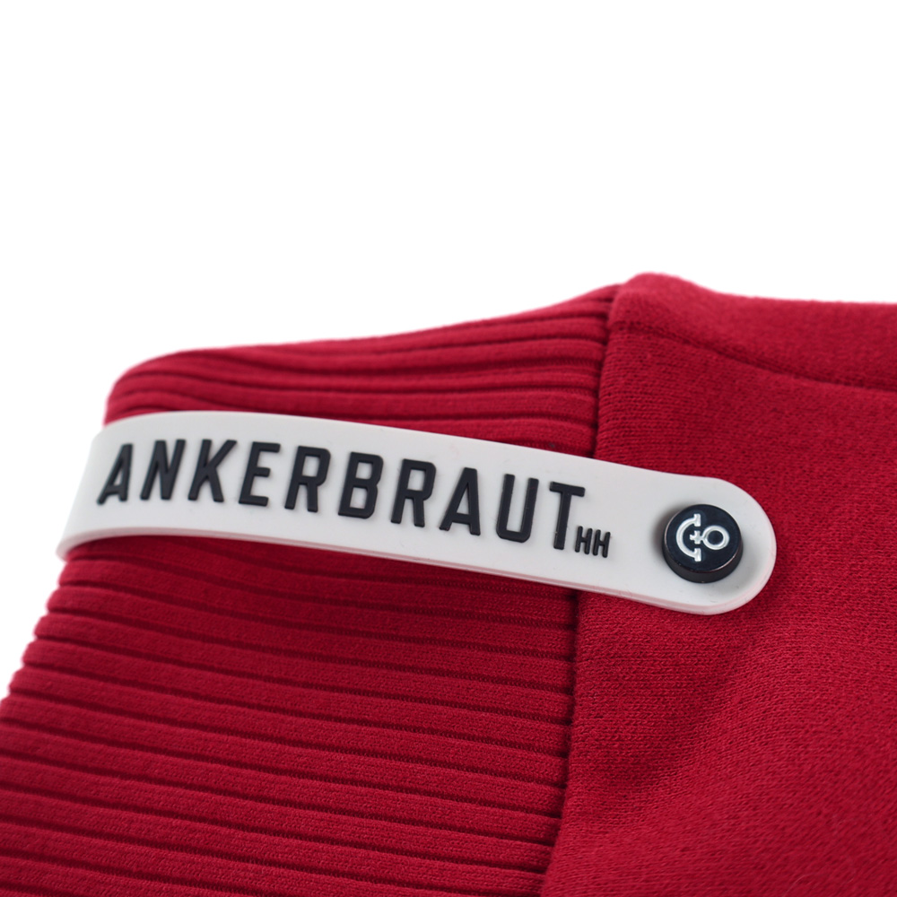 Weibliches Model mit ANKERBRAUT Sweatjacke in Rot