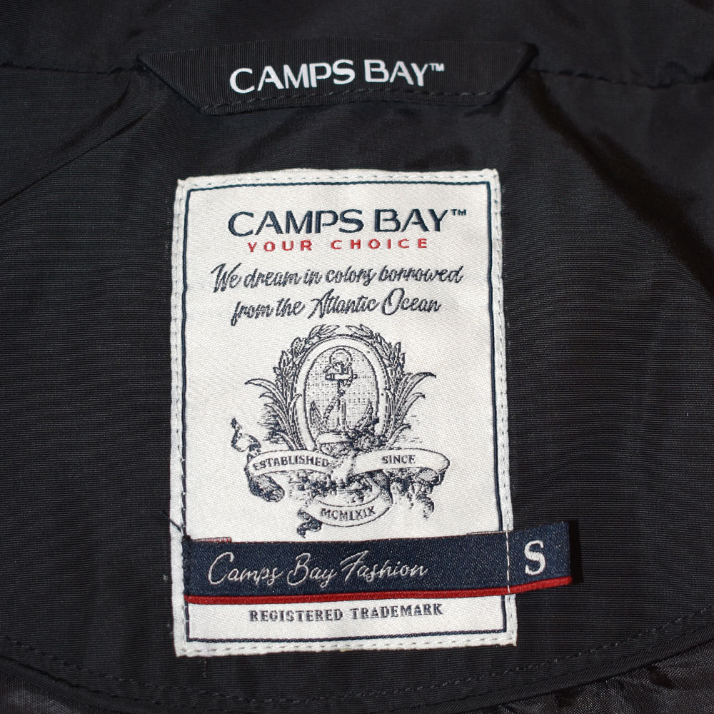 Weibliches Model mit CAMPS BAY Jacke in Schwarz